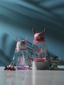 Borraccia per Bimbi ‘Antler’: Design Cartoon, Cannuccia Sicura e Portatile – Perfetta per Scuola e Outdoor